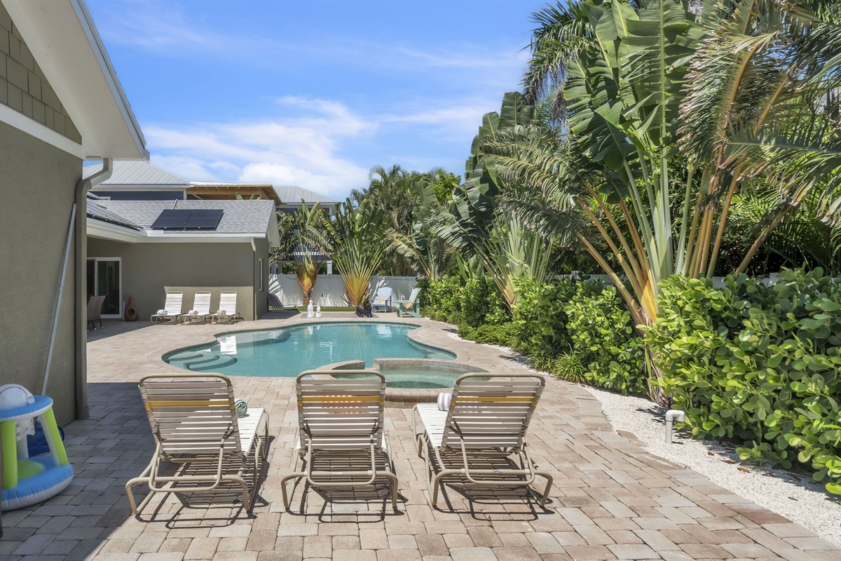 Comfortable lounge chairs on pooldeck – Holmes Beach vacation rental