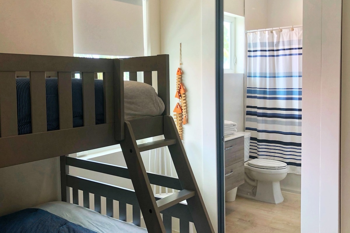 2 Single~ Double Bedroom With T.V. And Attached Bath With Tub/Shower