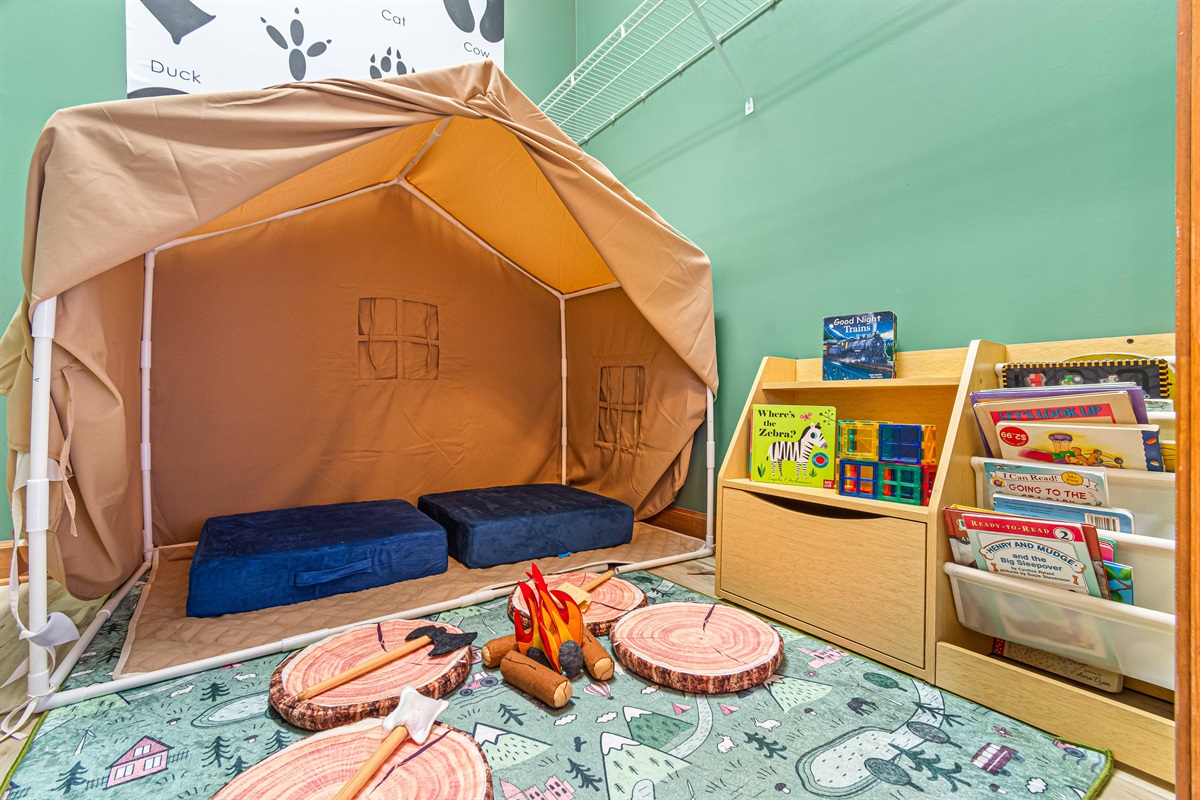 Little adventurers get their own play space—complete with a tent, storybooks, and pretend campfire for endless imaginative fun.⛺📚🔥
