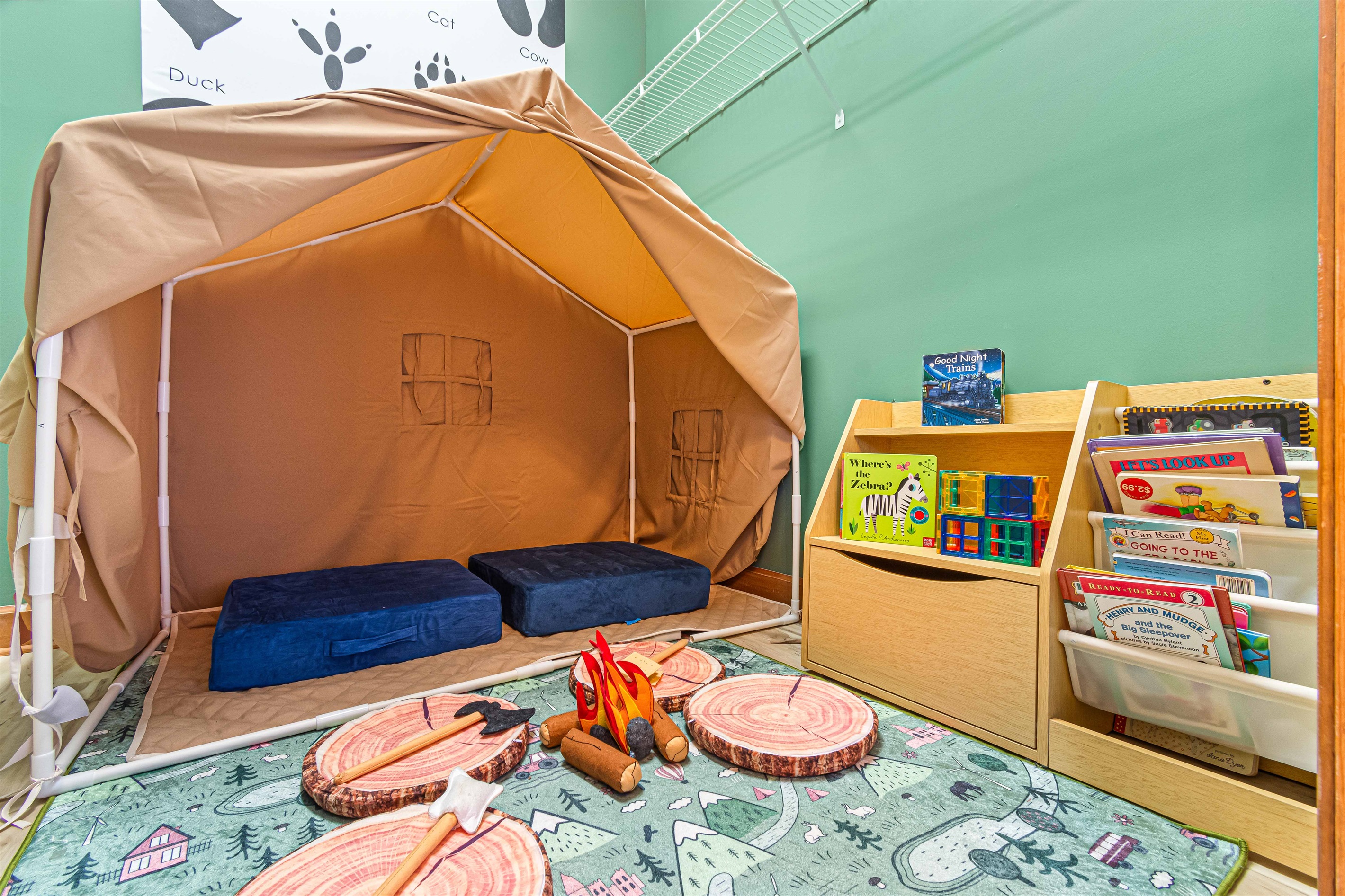 Little adventurers get their own play space—complete with a tent, storybooks, and pretend campfire for endless imaginative fun.⛺📚🔥