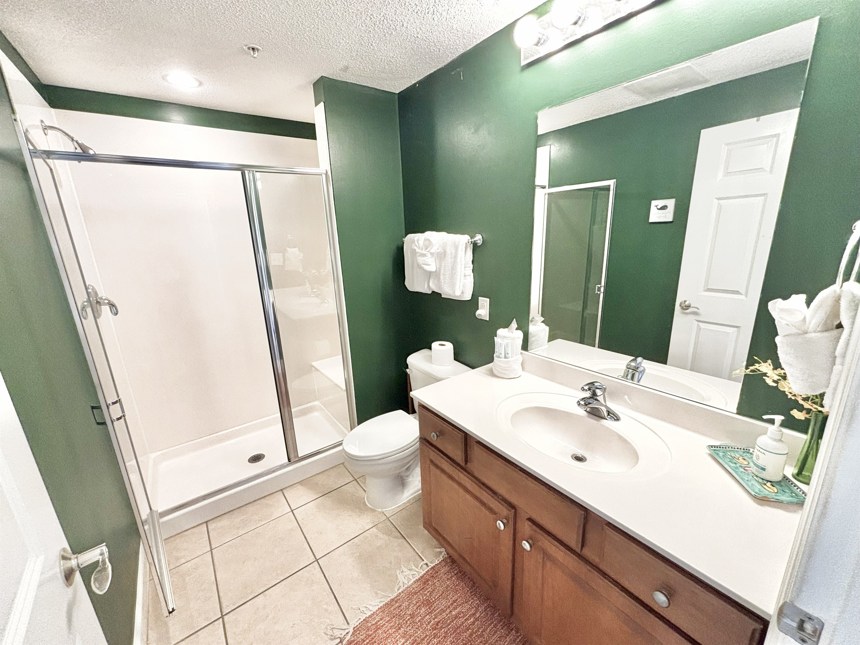 Full bathroom in hallway