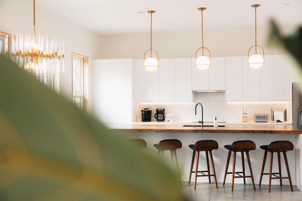 Open concept + coastal modern style 🤍 Big, bright kitchen with room for everyone to gather.