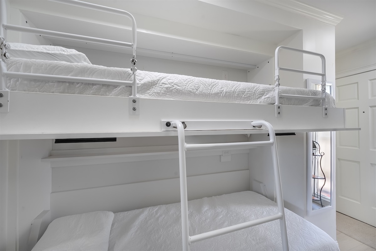 murphy bunk beds | Susu's Sea Cabin | 238C 1300 Ocean Blvd | Isle of Palms, SC | IOP Escapes