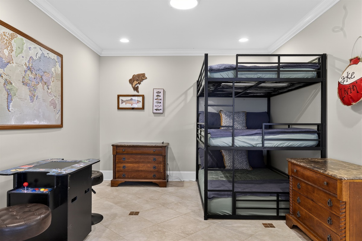 Basement- Sleeps 6- with 50 games including Donkey Kong Video-Pacman- arcade game table