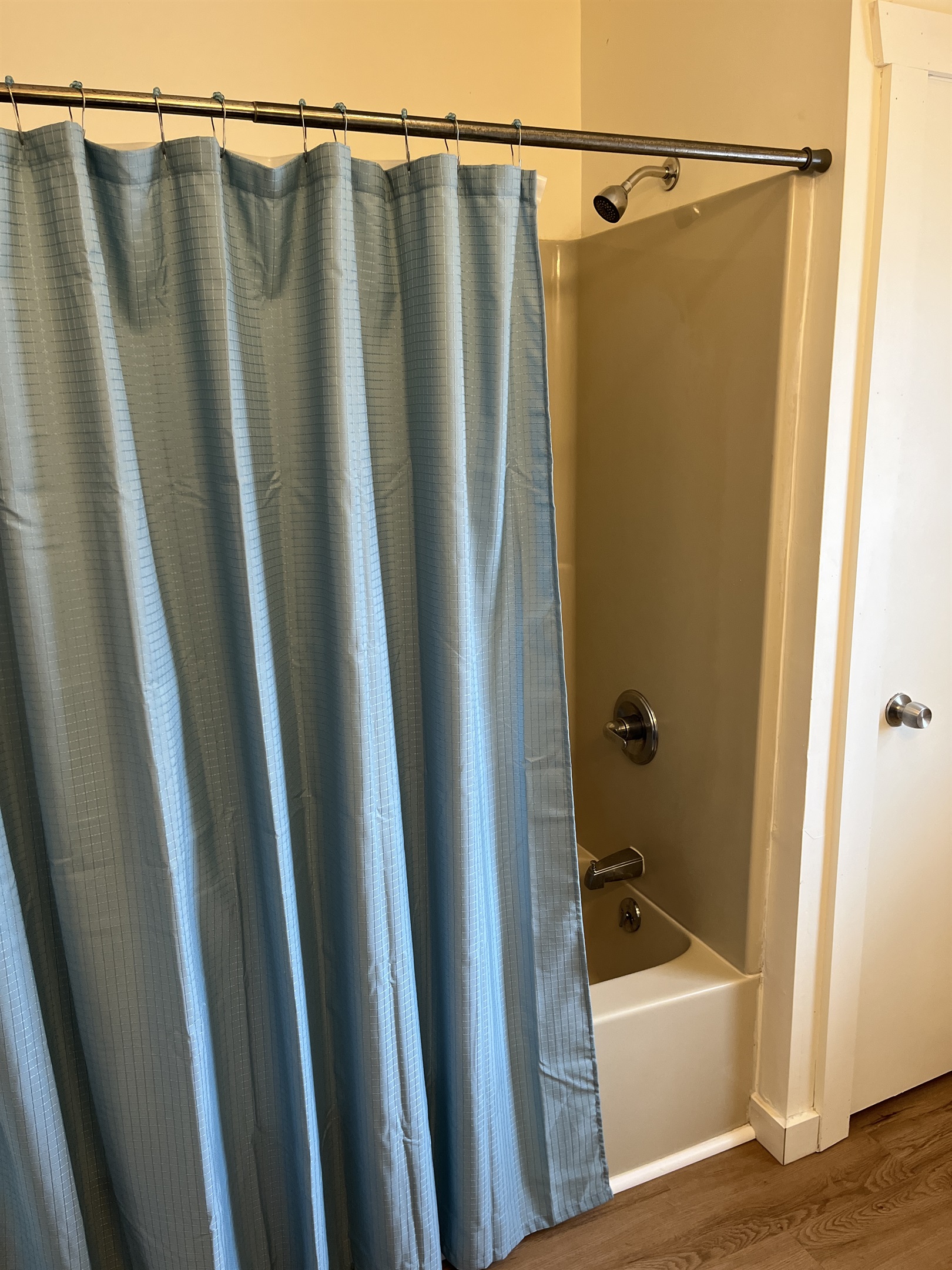 Bathroom with tub/shower