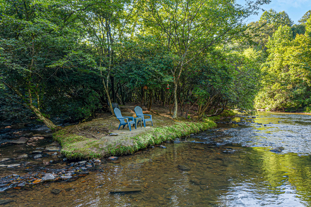 Your own private island to reconnect with nature along the Cartecay River.