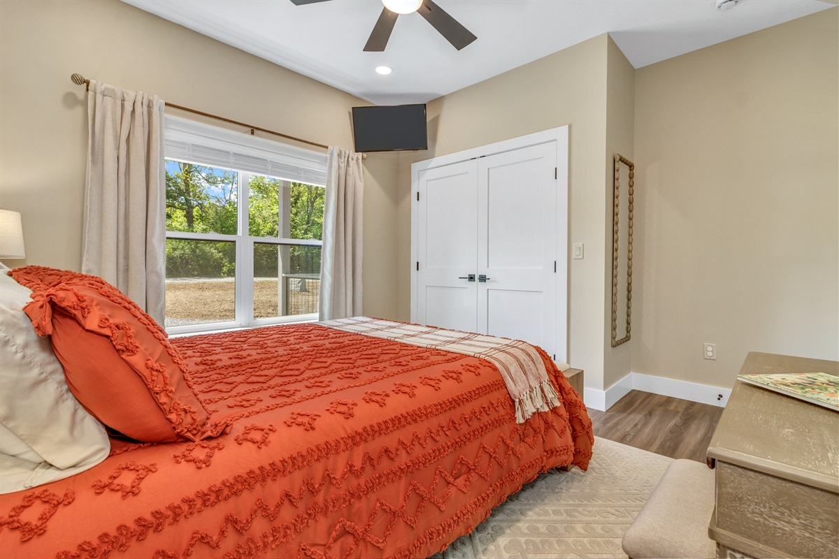 Second Bedroom - Queen with TV