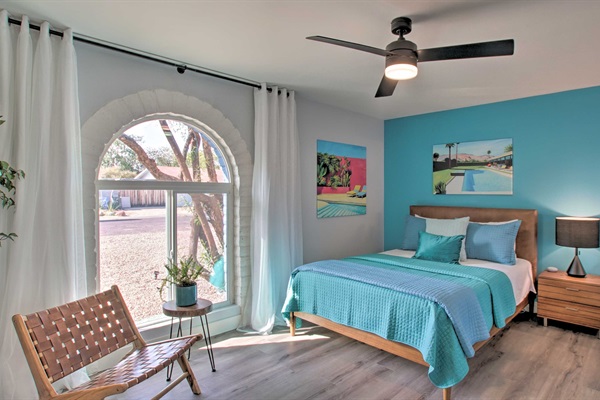 Primary Bedroom | Queen Bed | Linens Provided