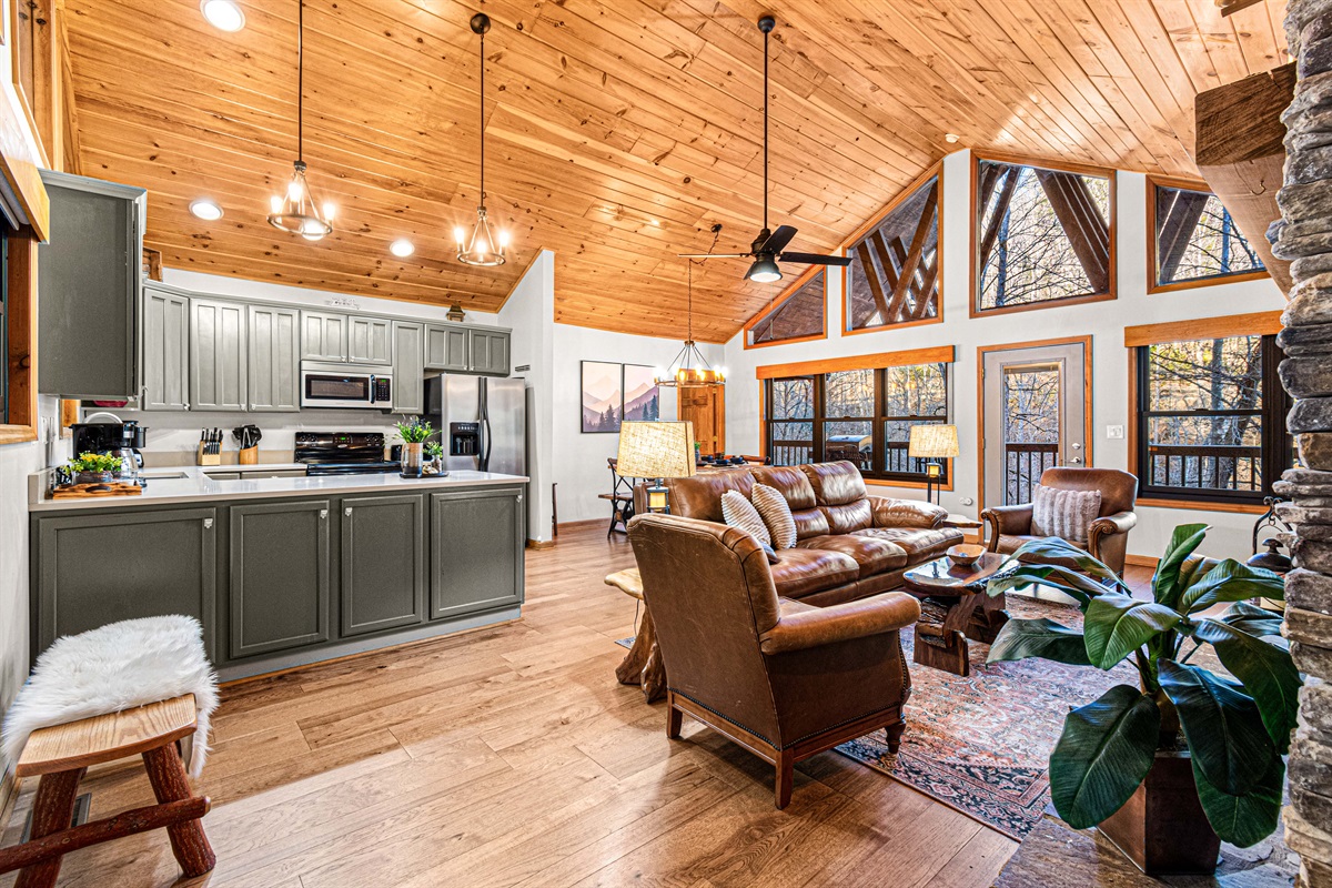 Welcome! Walk right in to your vacation. Beautiful open living area with kitchen, dining and family room, in one common area. Hardwood floors throughout 3000SF. Open concept with vaulted ceiling, custom roller shades. Spacious with an open concept.