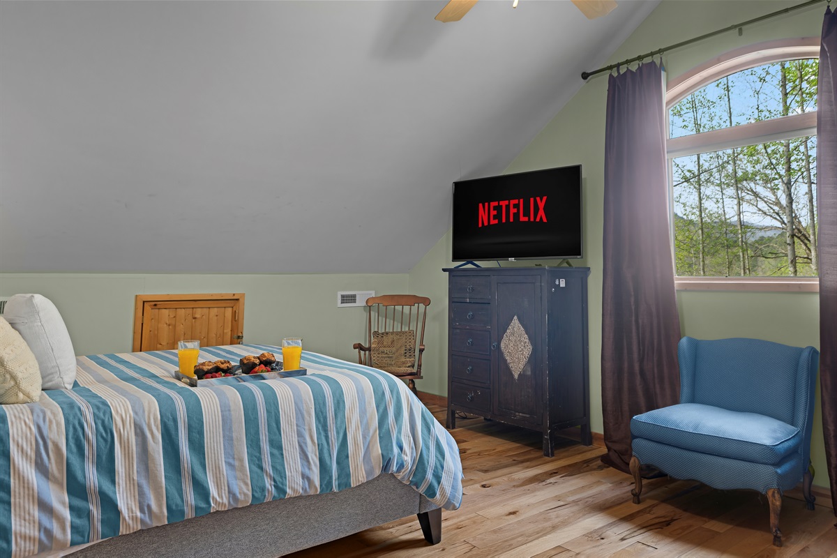 Queen Bedroom 3: Enjoy breathtaking views and a Netflix binge with breakfast in bed!