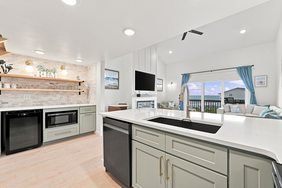 A seamless flow between cooking, dining, and lounging makes every moment feel easy.
