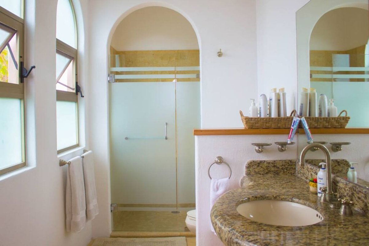 Suite III (2nd Flr) - Bathroom