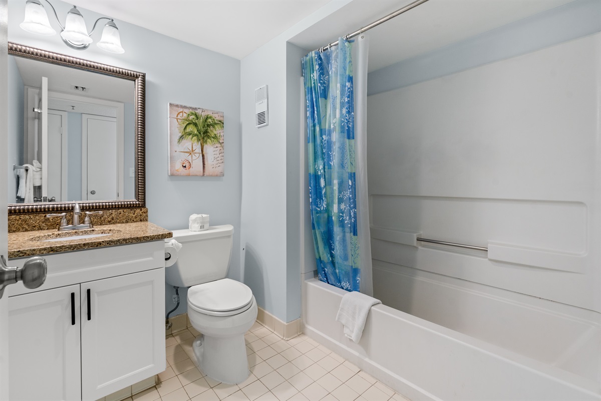 Hall Bathroom with tub/shower