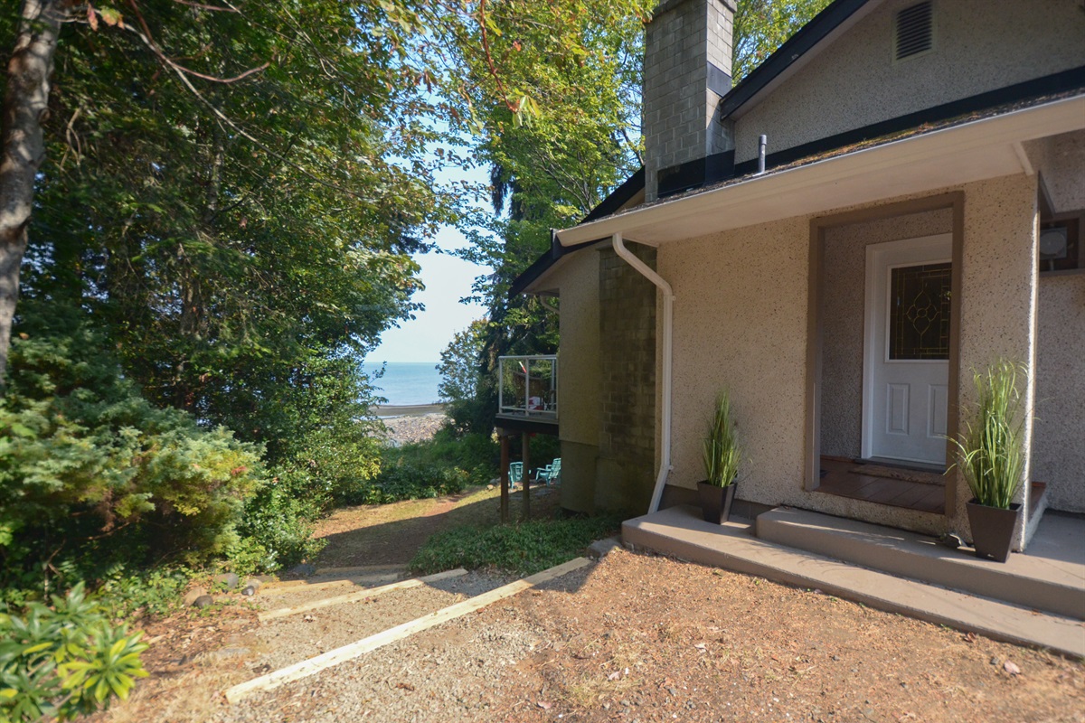 Front entrance with ski and snowboard storage cubby