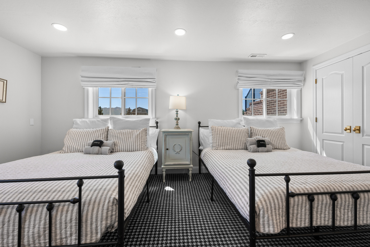 Two beautifully dressed queen beds create a polished and welcoming sleeping space ideal for families or groups traveling together.
