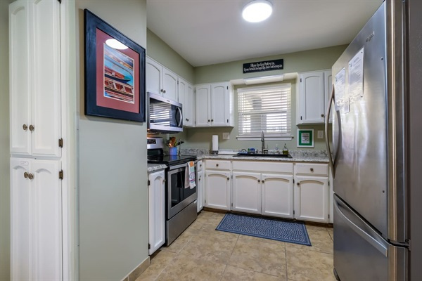 Lone Star - Full-size appliances (dishwasher hidden by fridge)