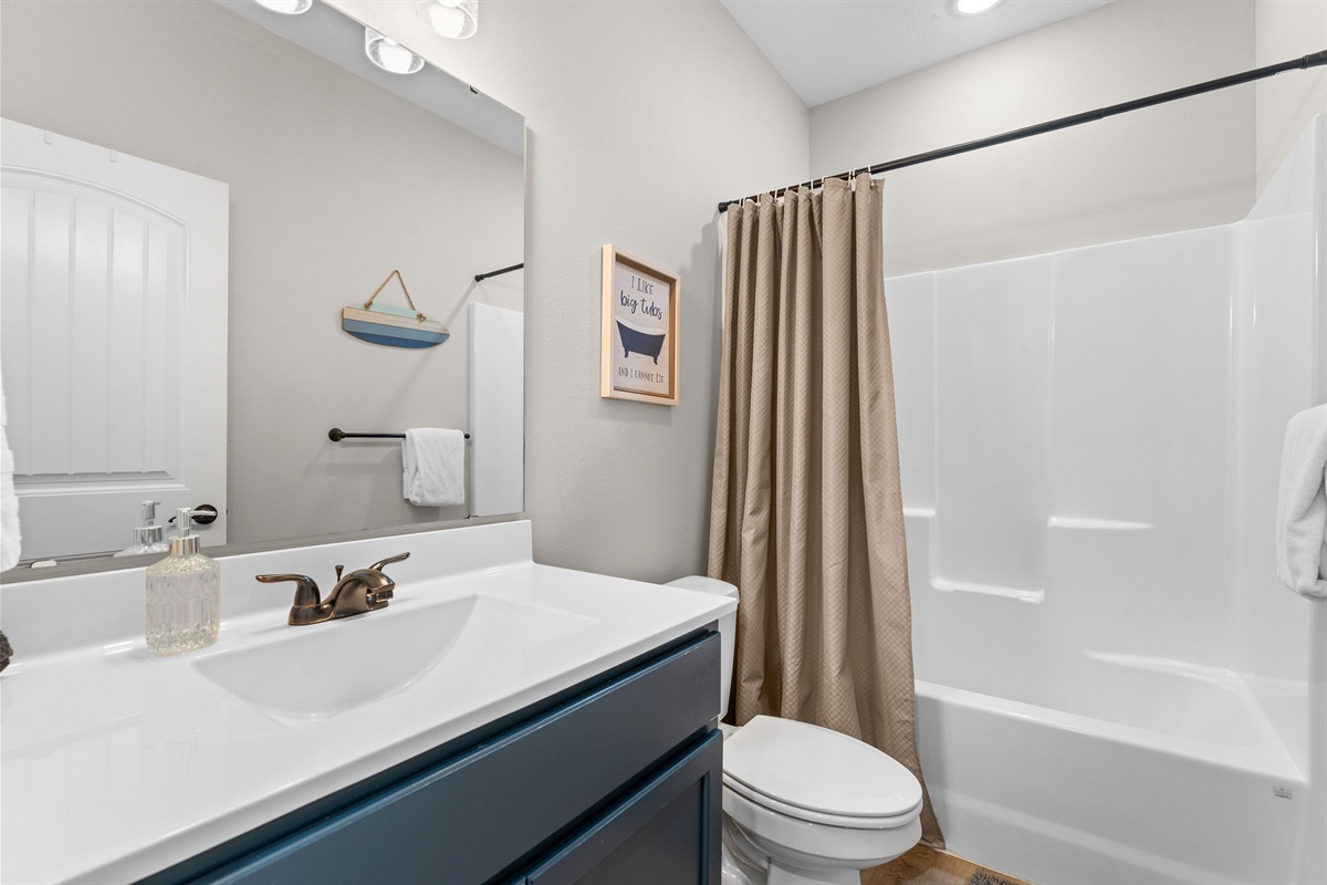 Queen Room En Suite Bathroom with Tub