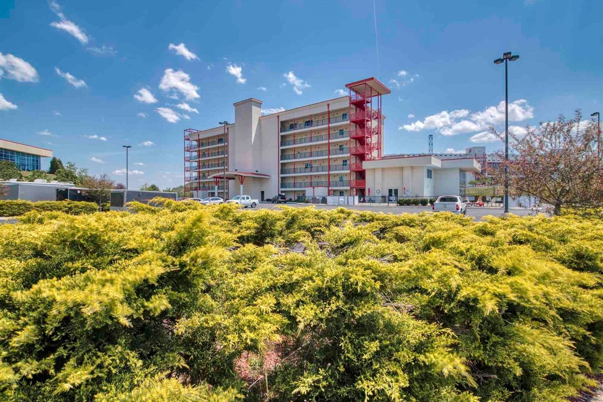 Take a look at the RaceDay Condo complex from the front. It's a top-notch place to stay whether you're visiting for the races or on a vacation in Bristol!