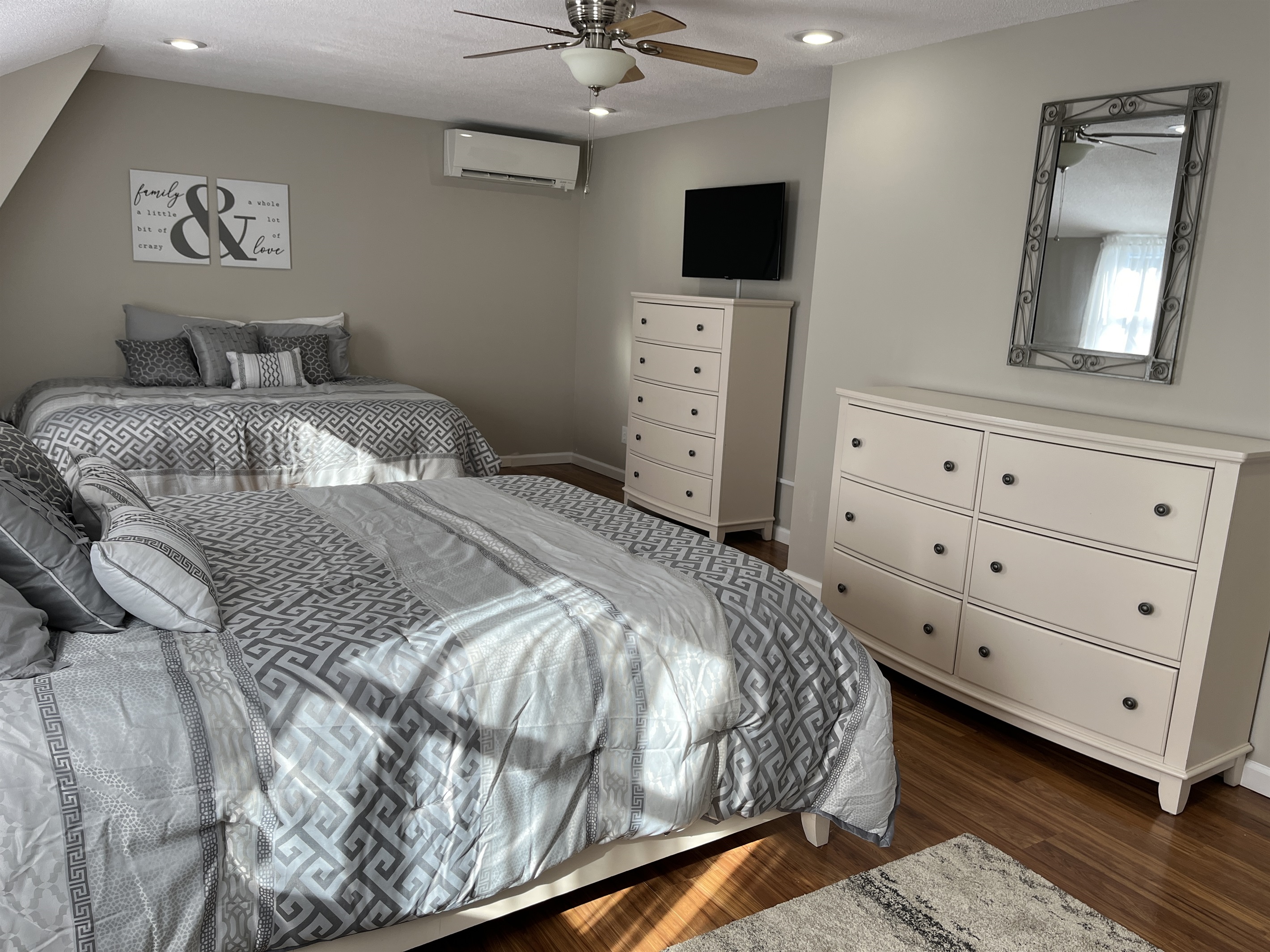 Hilltop Hideaway 2nd Floor 2 Queen bedroom #3.