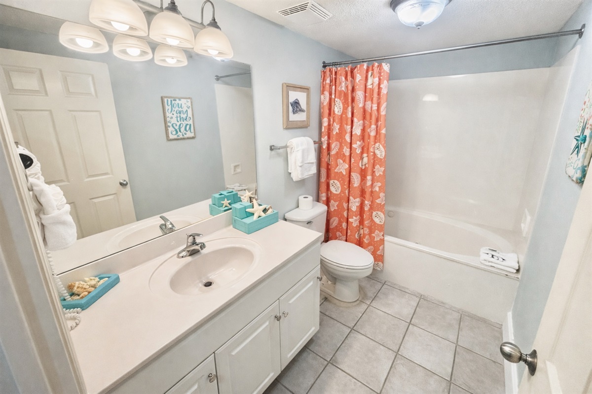 Spacious bathroom with tub/shower combo