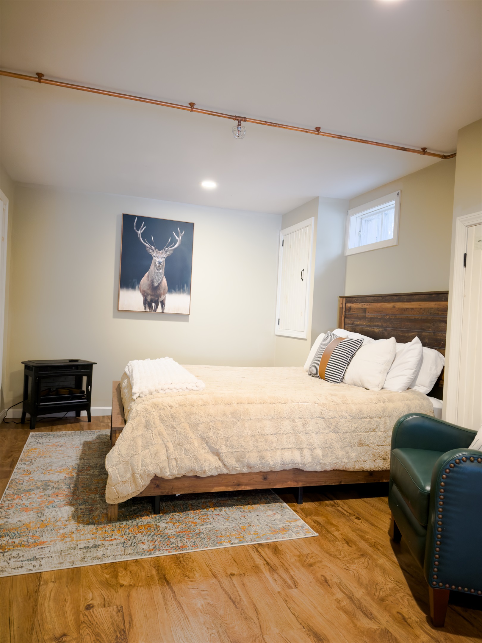 Queen - Lower Level. Space is equipped for multiple families and friends.