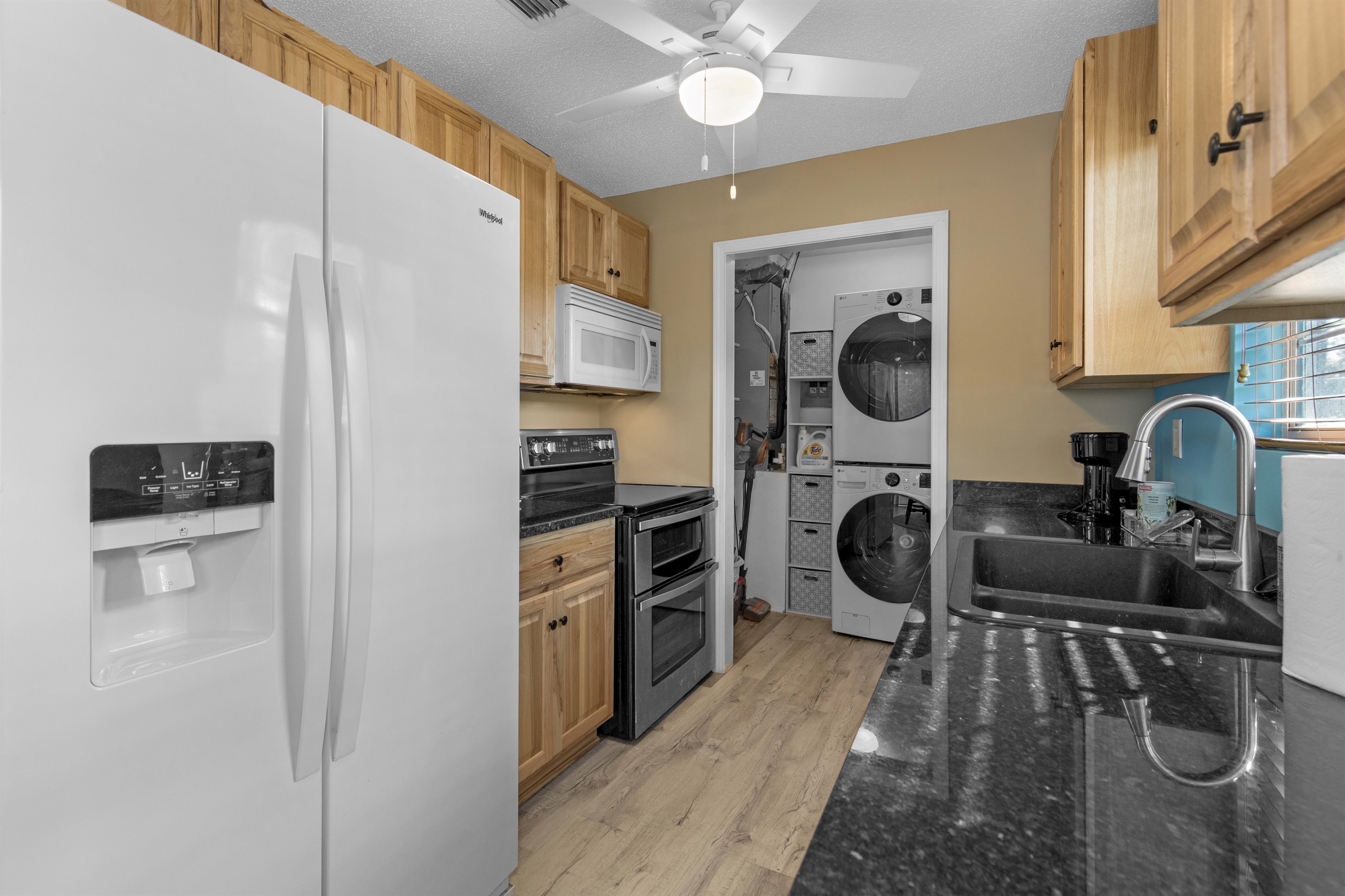 Kitchen/Laundry Area