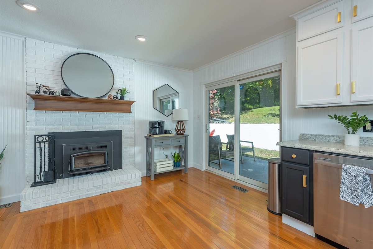 Hot Keurig Coffee reg & decaf/Tea /Hot chocolate bar- W mini creamers, raw sugar, Splenda, & reg sugar. Single or 12cup pot option. - Beach towels below. 