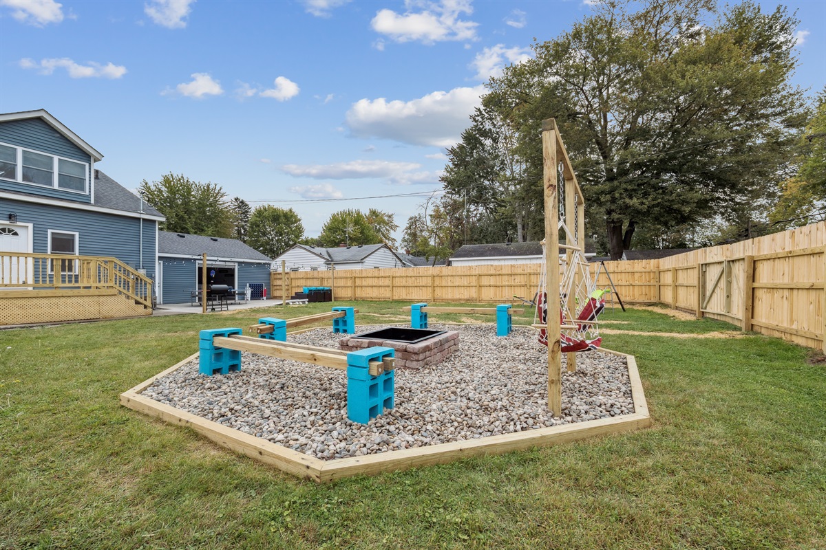 Huge gated backyard, family gatherings, unleash your pets, BBQ and ping pong table 