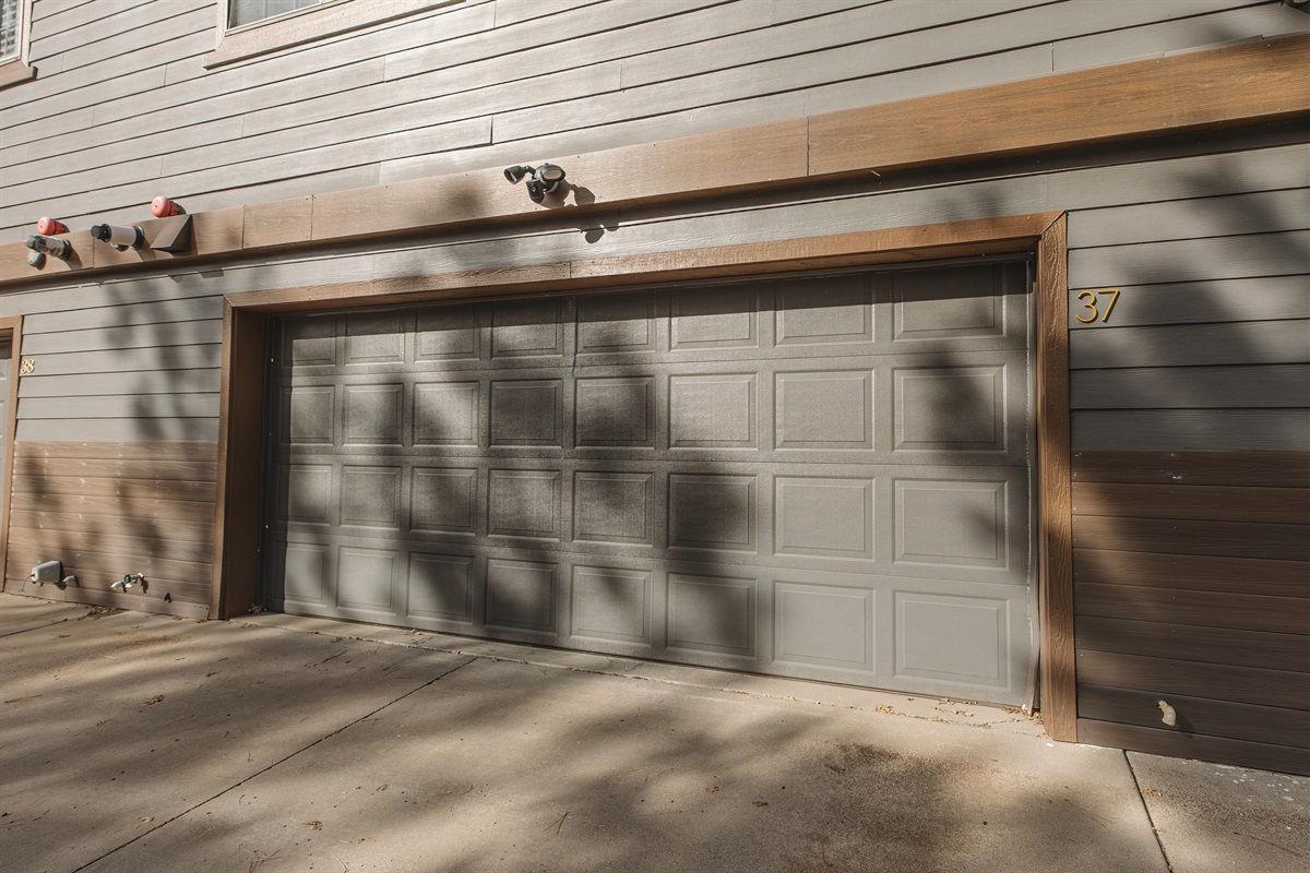 Private attached garage with easy access—ideal for families, couples, and ski trips. Park securely and unload with ease after exploring nearby lakes, trails, and Sunrise Ski Resort in Pinetop.