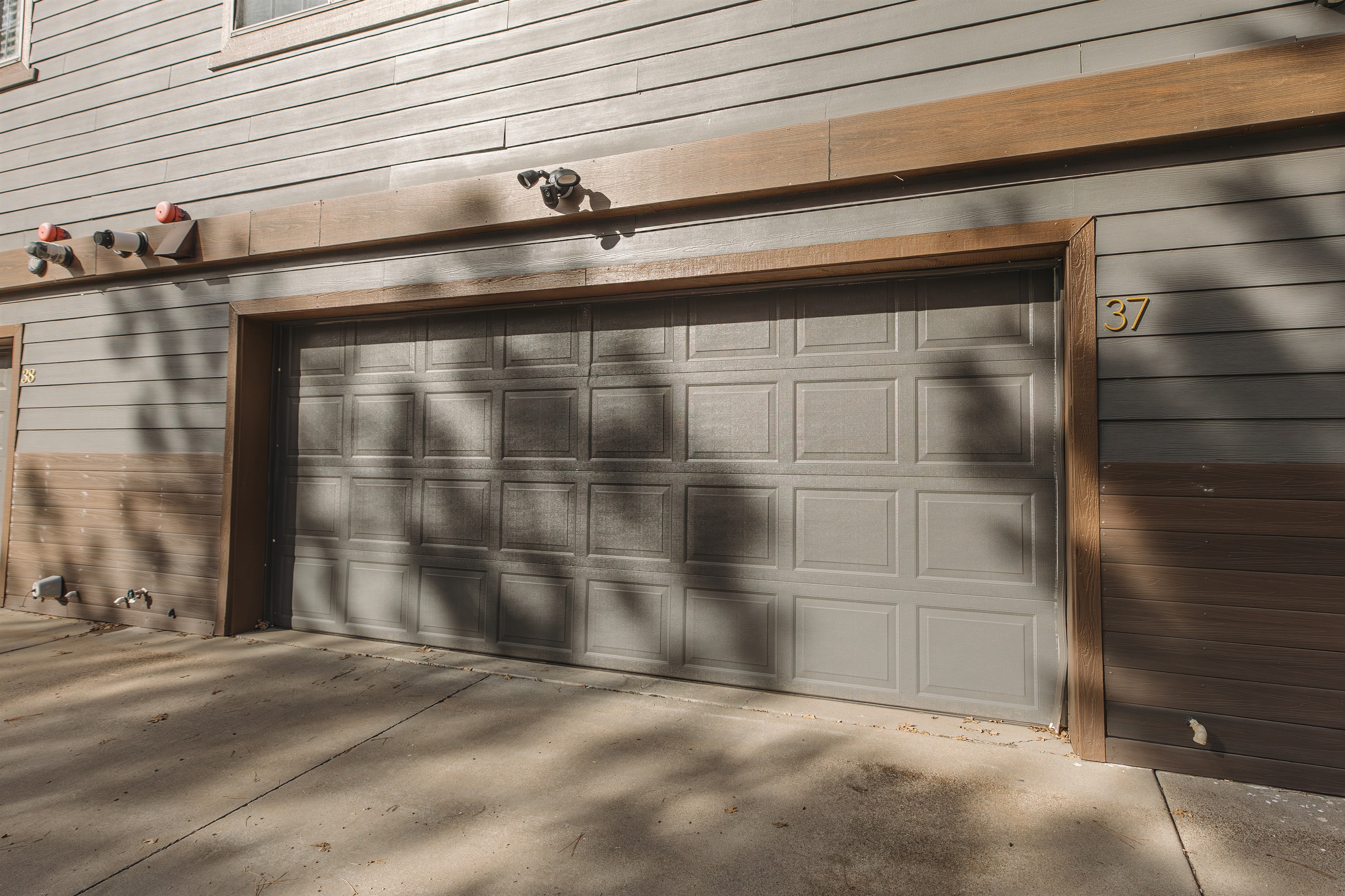 Private attached garage with easy access—ideal for families, couples, and ski trips. Park securely and unload with ease after exploring nearby lakes, trails, and Sunrise Ski Resort in Pinetop.
