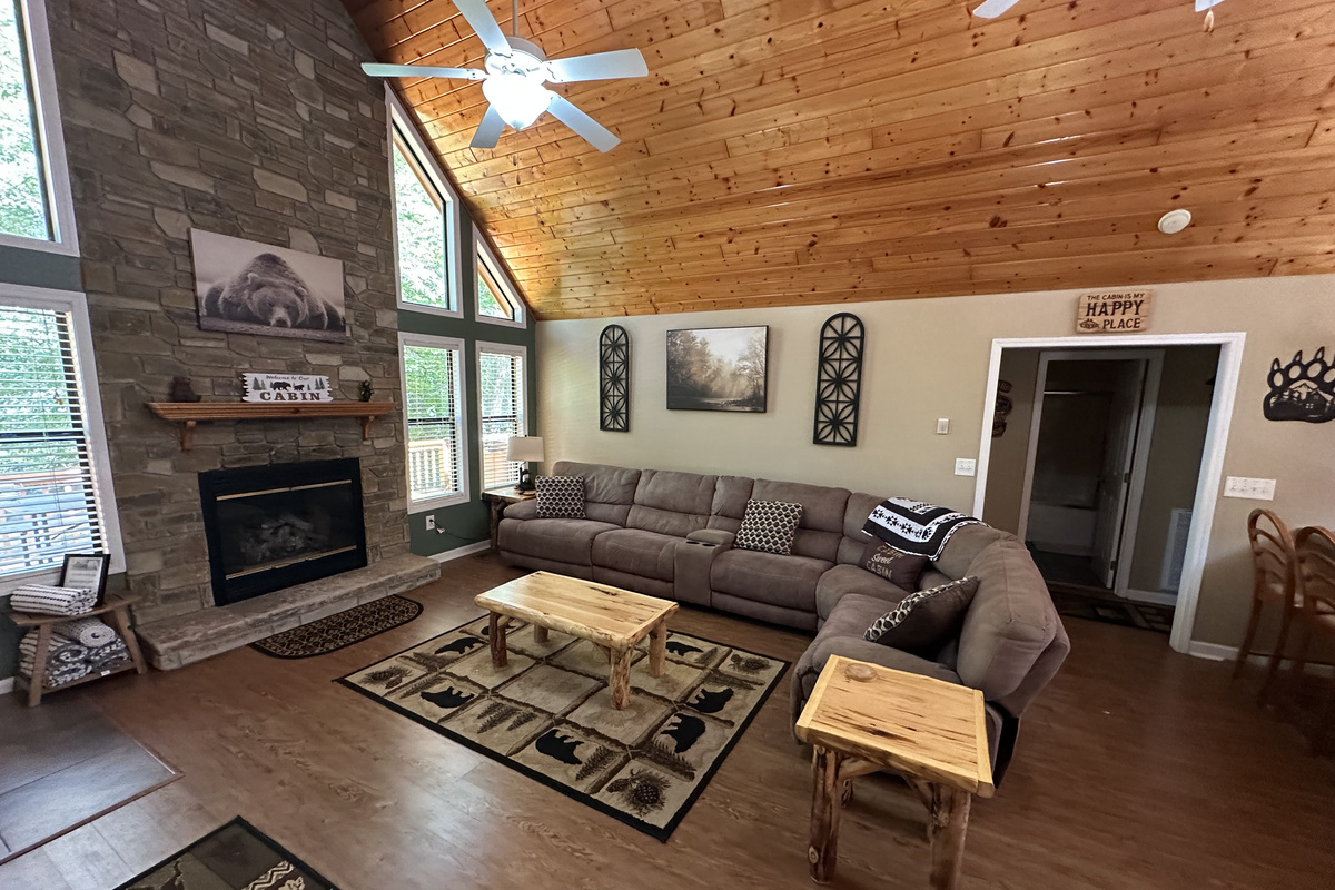 Living area with Gas Logs - Seasonal