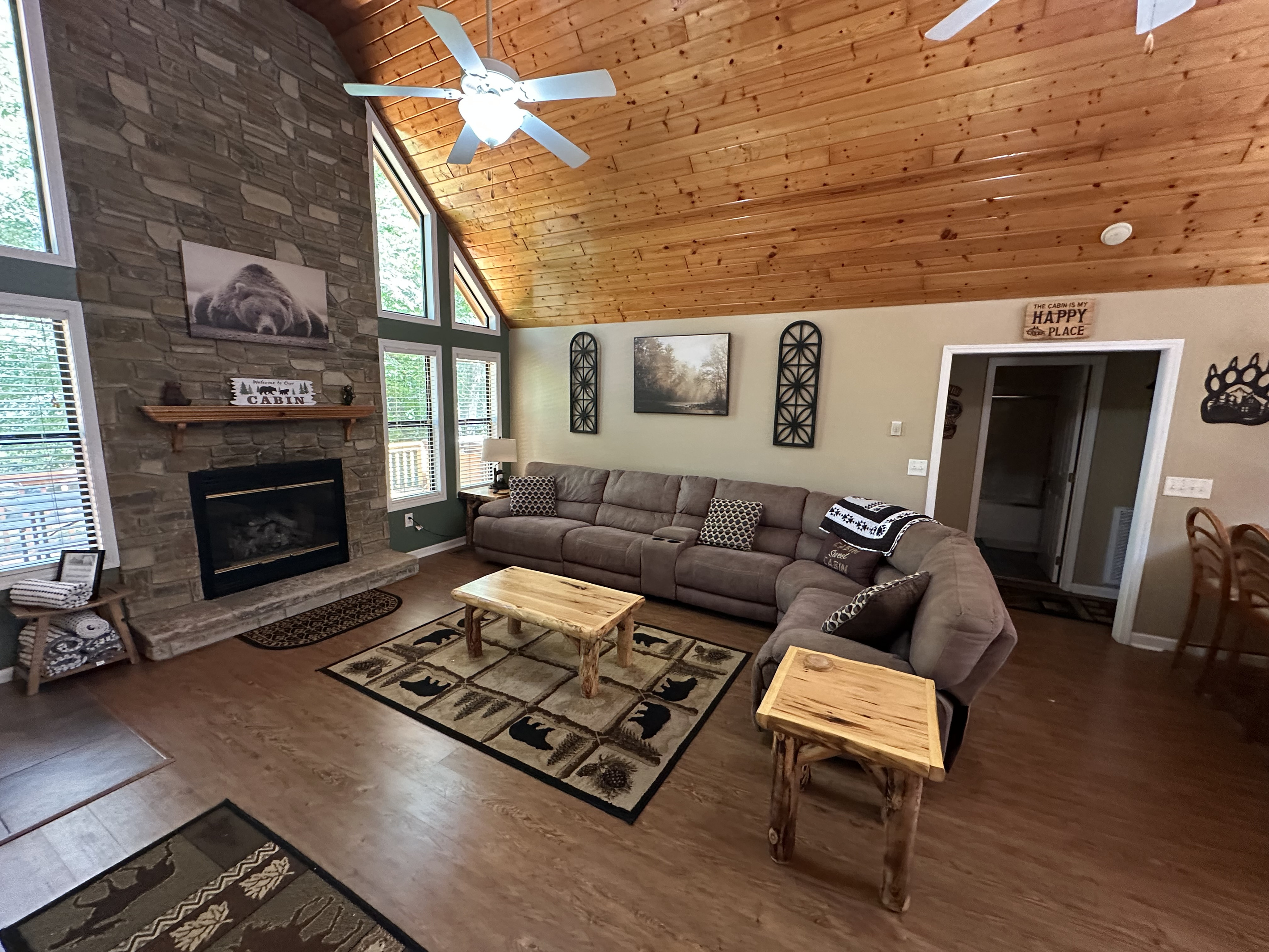 Living area with Gas Logs - Seasonal