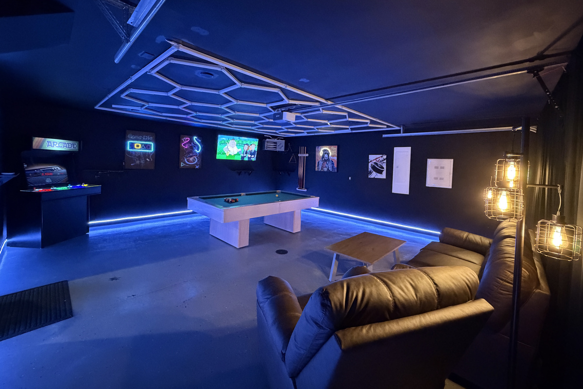 Garage Game Room. Arcade, Pool Table, Couch, Recliner 60" TV