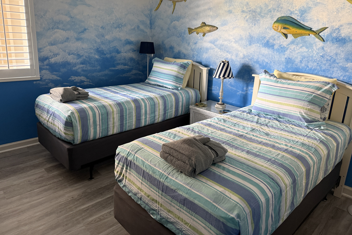 Guest Bedroom w/Two Twin Beds