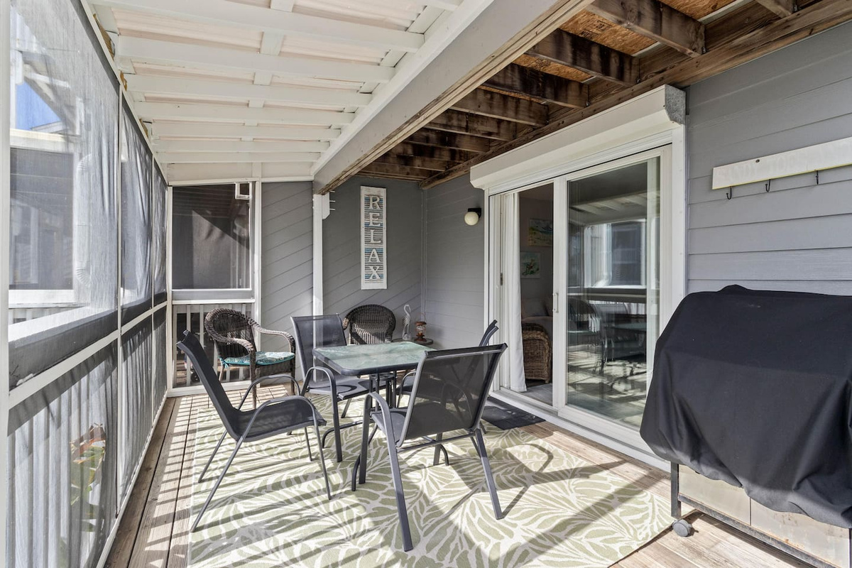 Fire up the gas grill while your crew claims seats at the deck table &mdash; dinner with a Gulf breeze beats any restaurant reservation.