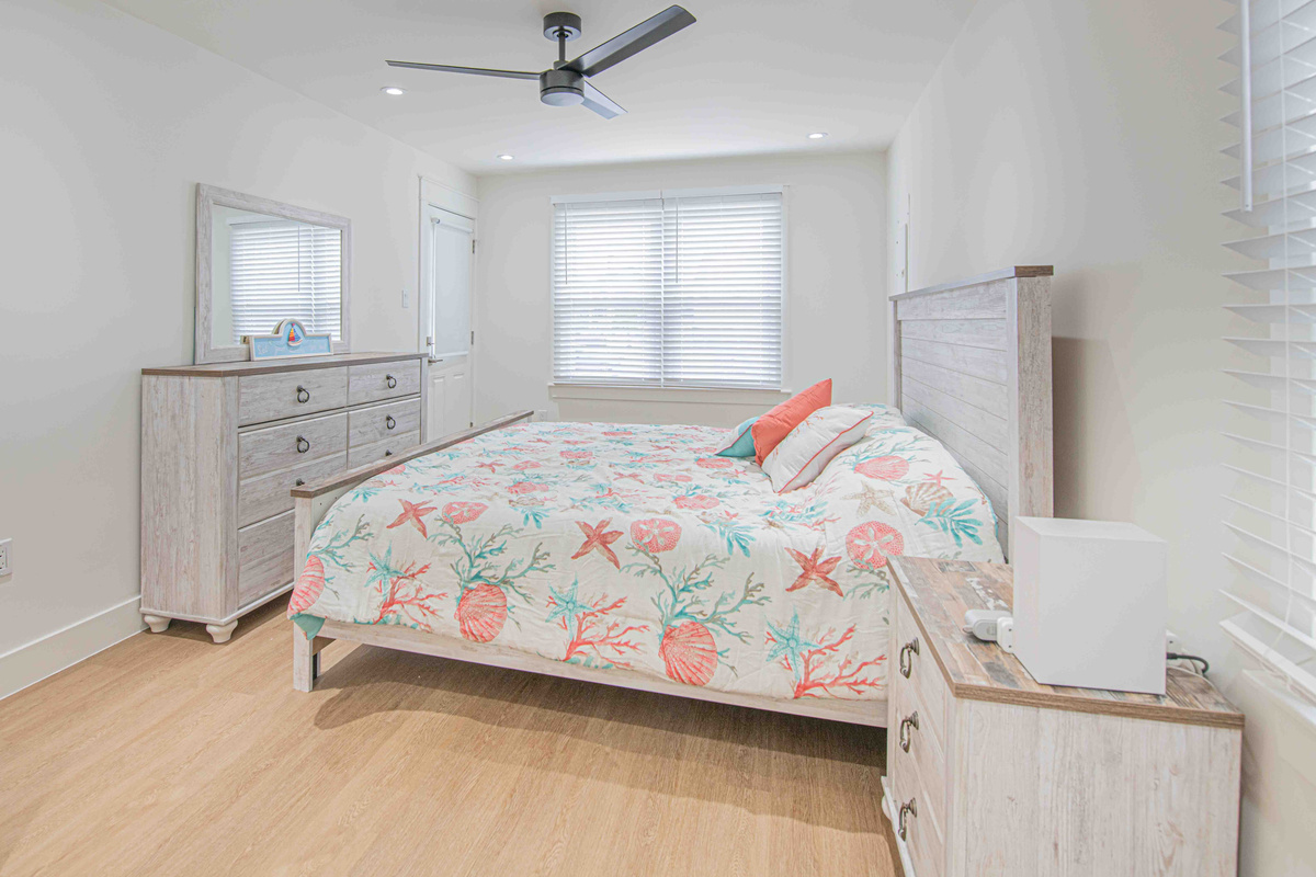King bed - Alternate View