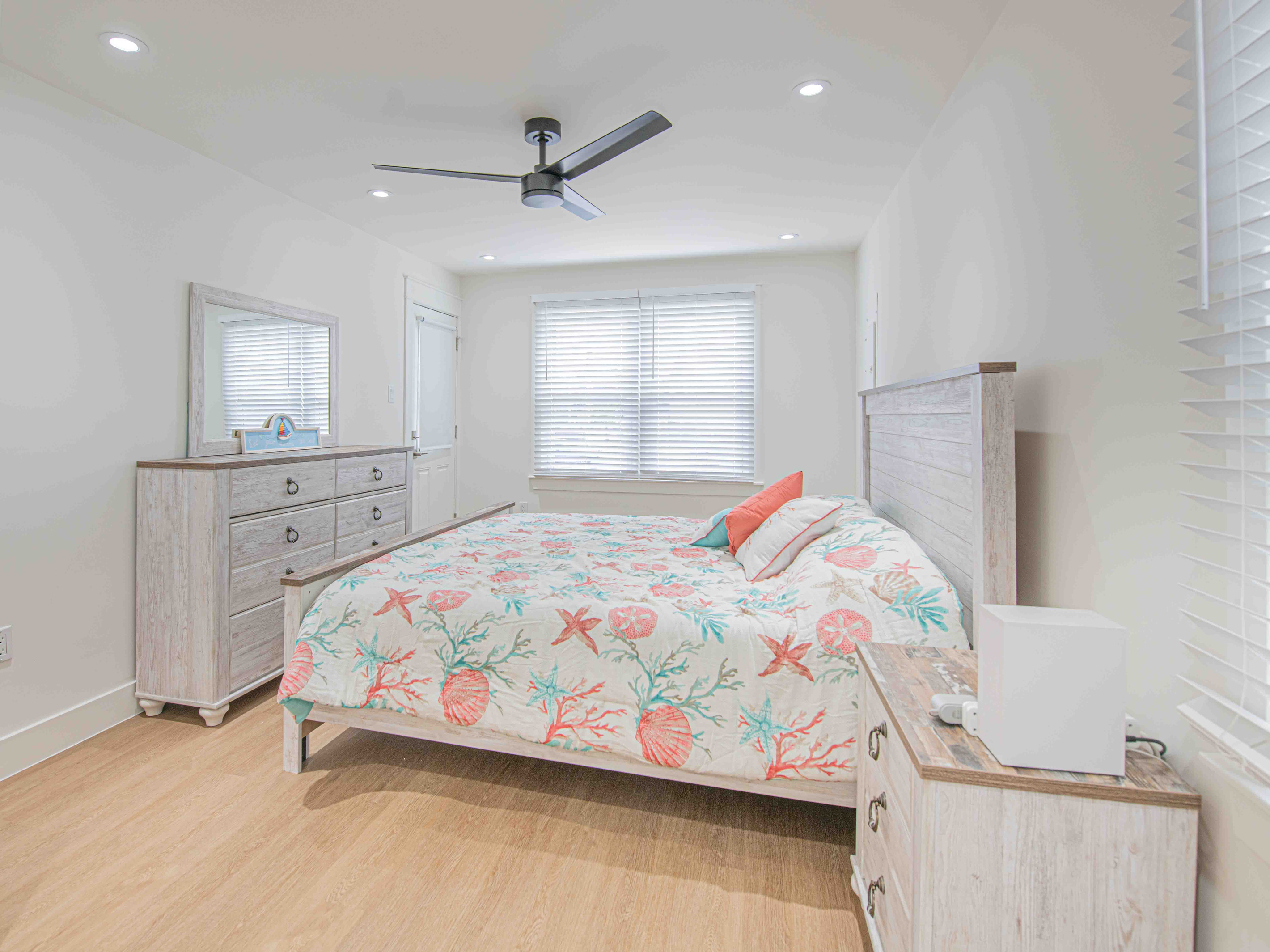 King bed - Alternate View