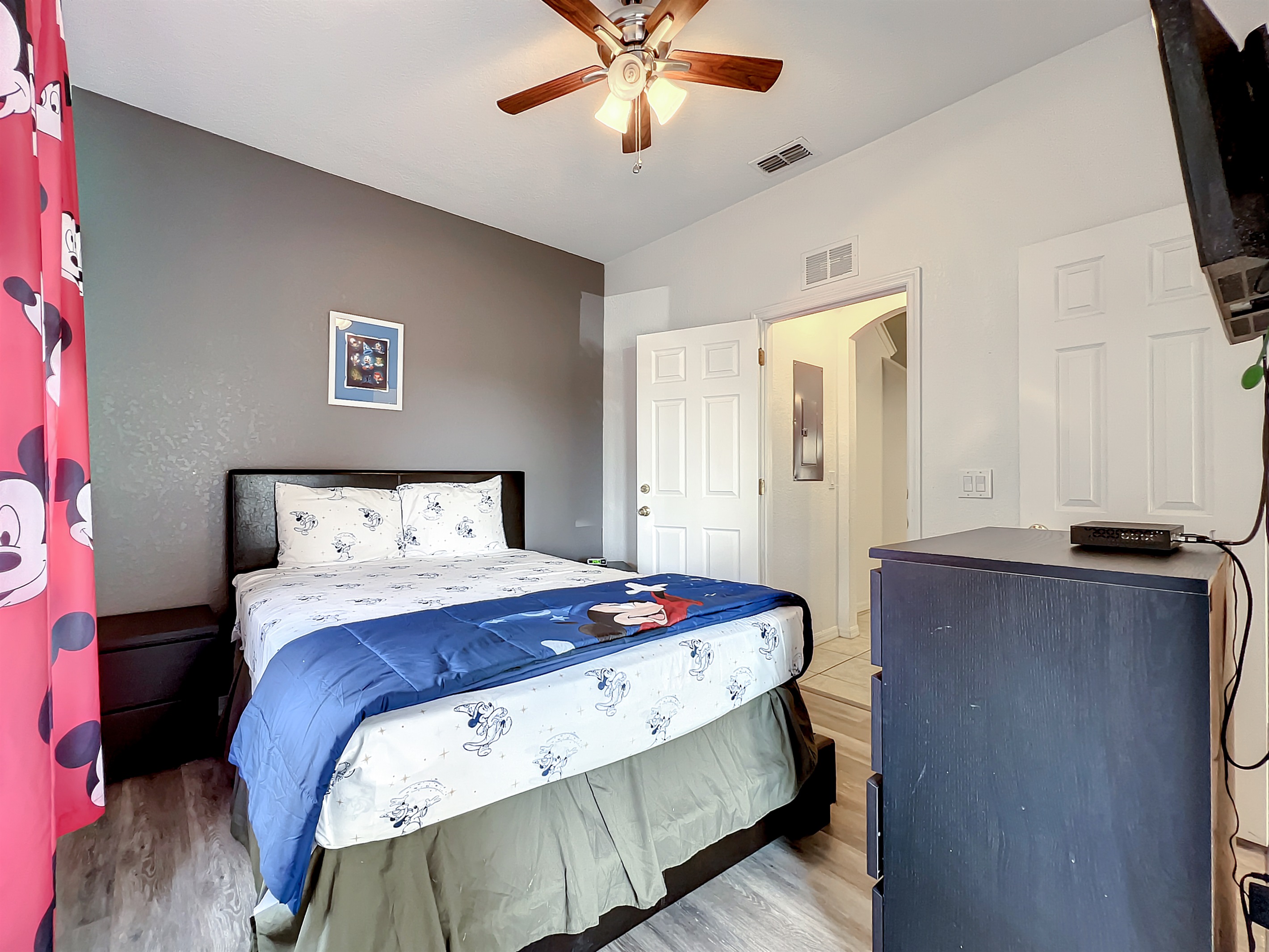 1st Floor Queen Bedroom