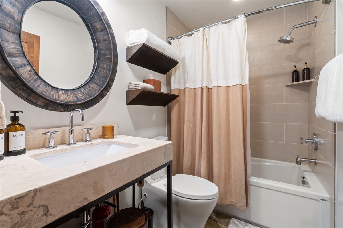 Upstairs Full Bathroom