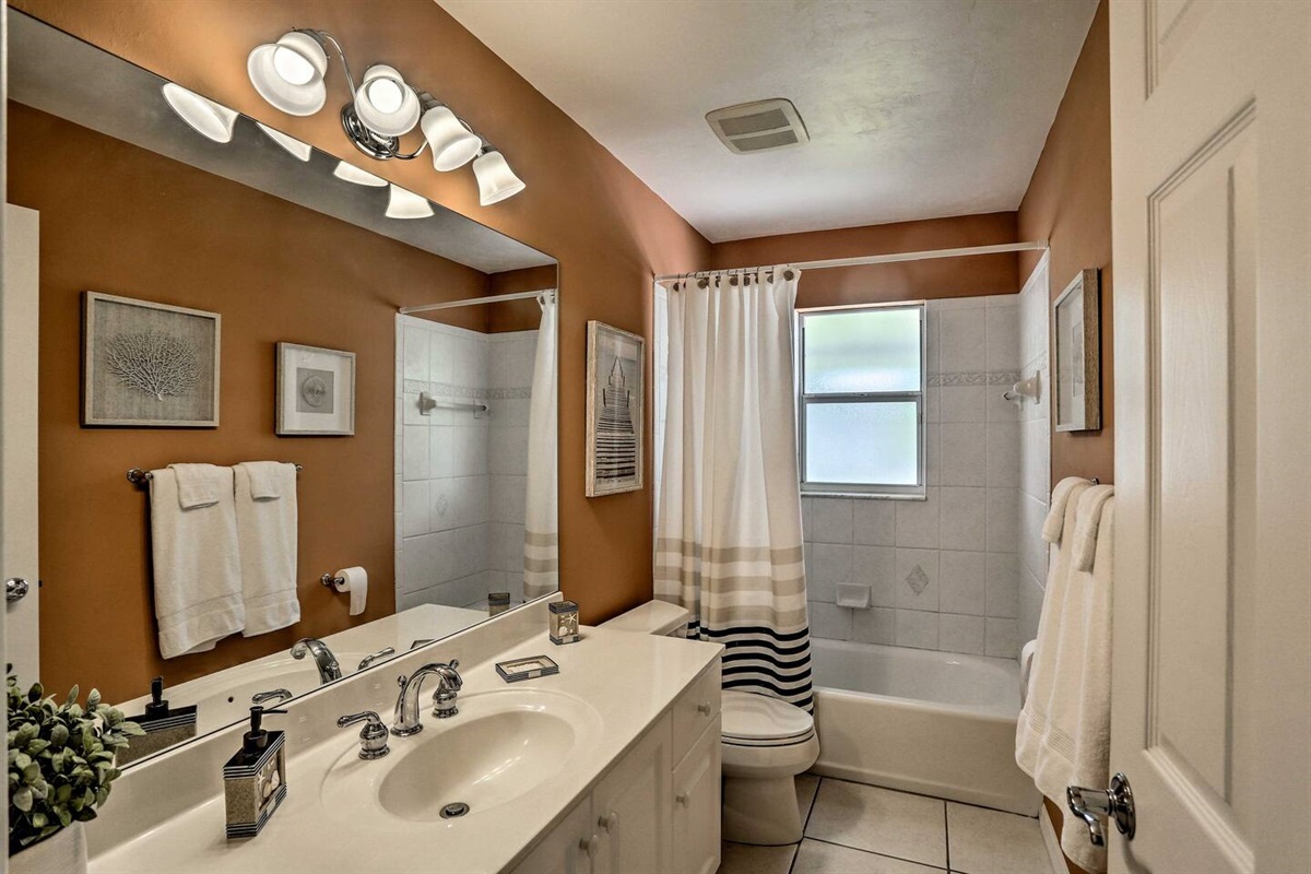 Guest Bath between the two guest bedrooms.