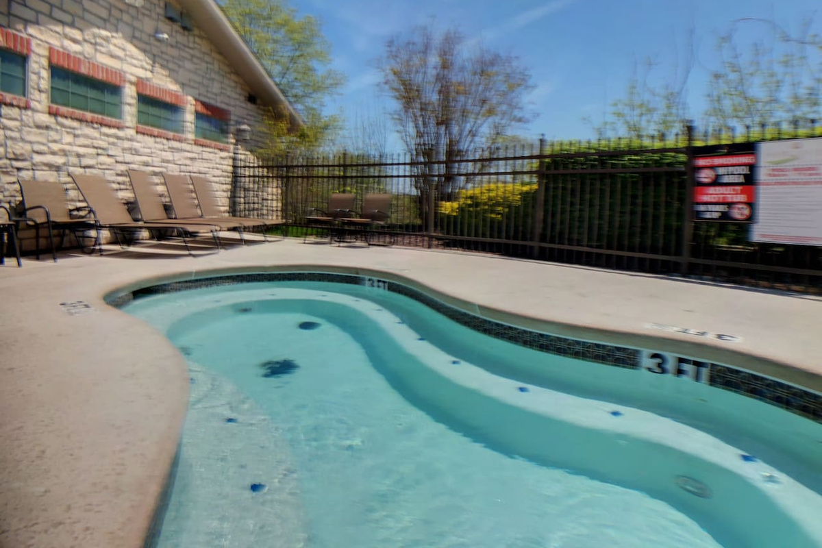 Hot tub a short walk away