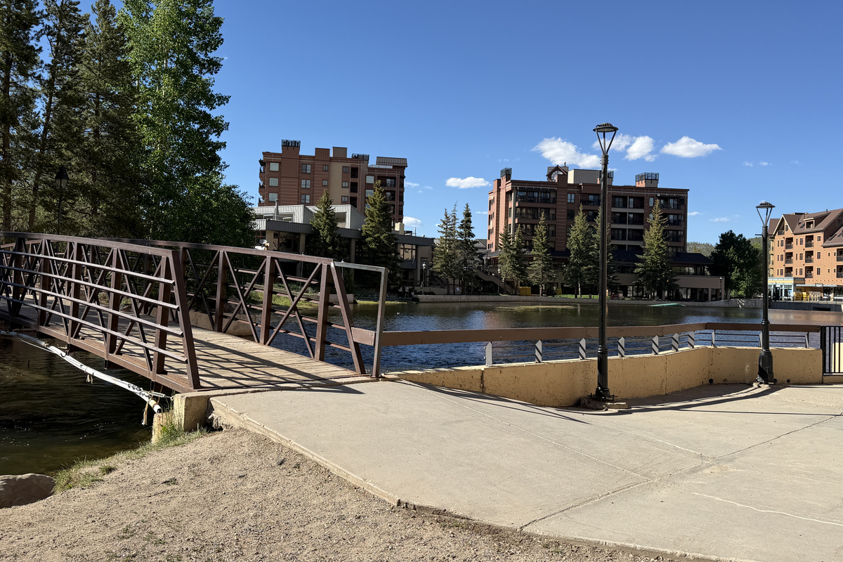 Maggie Pond is a flat and easy 5-minute walk from the front door. Restaurants, shops and the QuickSilver chairlift are on other side of pond. 