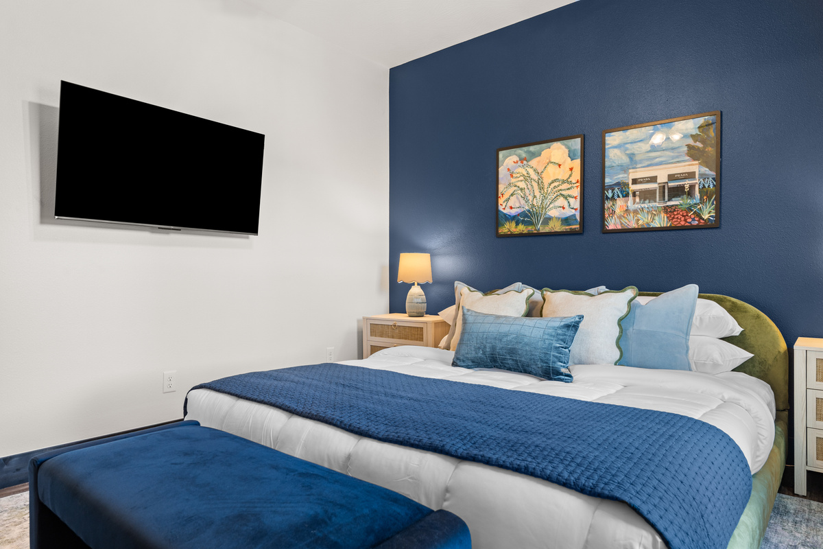 The Marfa room as a luxurious king bed, a smart tv, attached ensuite bathroom and all you need for relaxing night of sleep.