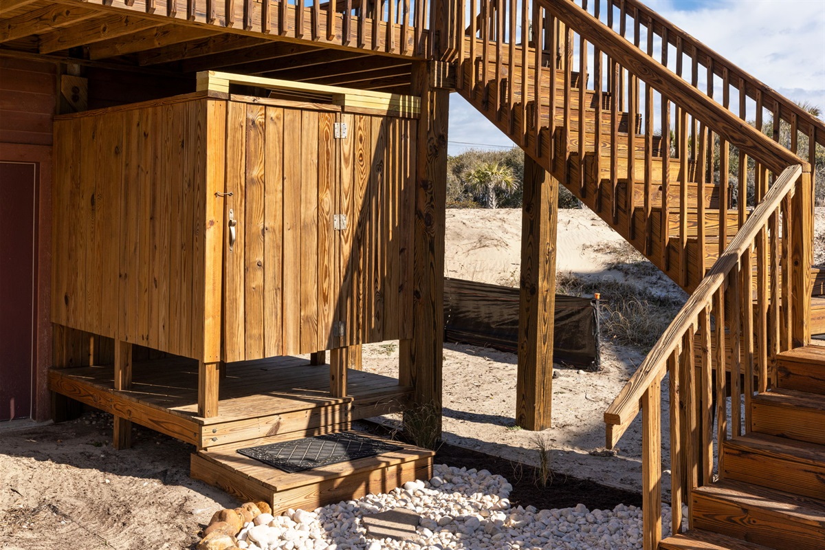 Outdoor shower and access to 1st floor