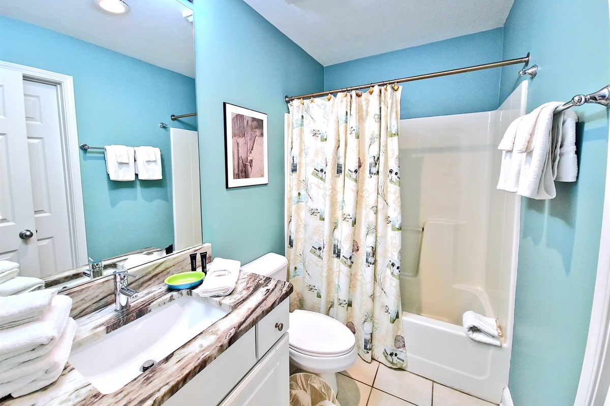 second bathroom with tub/shower combo