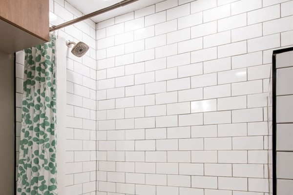 Tub/shower in hallway bathroom
