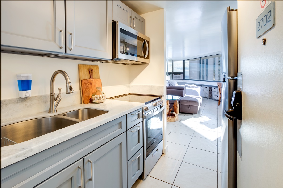 Step into your modern Waikīkī getaway — featuring a sleek, fully stocked kitchen perfect for island-style dining. Whether you’re preparing a fresh local breakfast or a late-night meal after exploring Honolulu, this bright and inviting space makes you feel