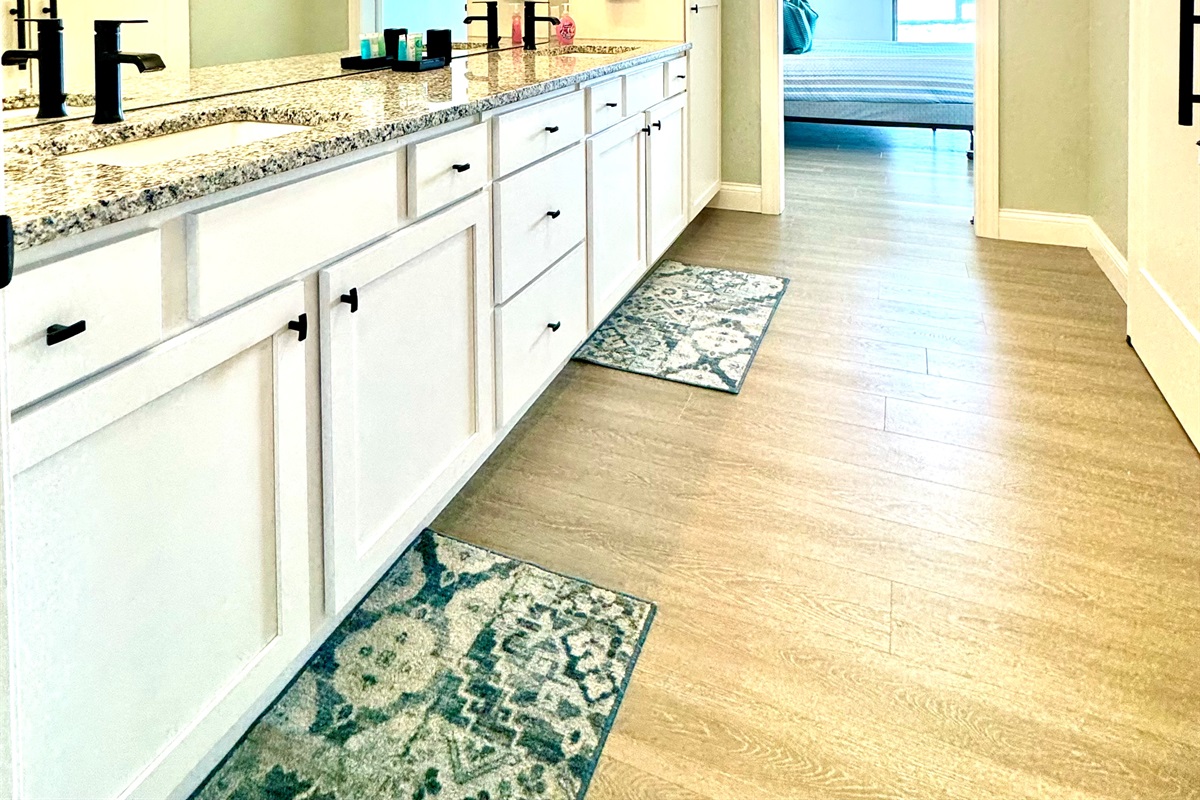 Primary Bathroom with double basin sinks and large closet in privat en suite.