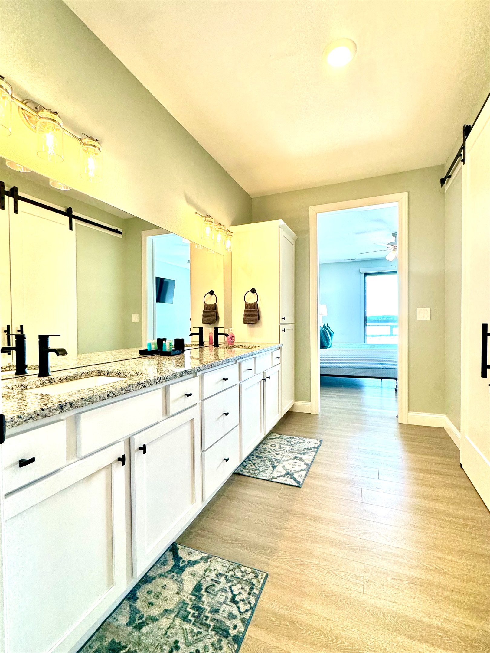 Primary Bathroom with double basin sinks and large closet in privat en suite.