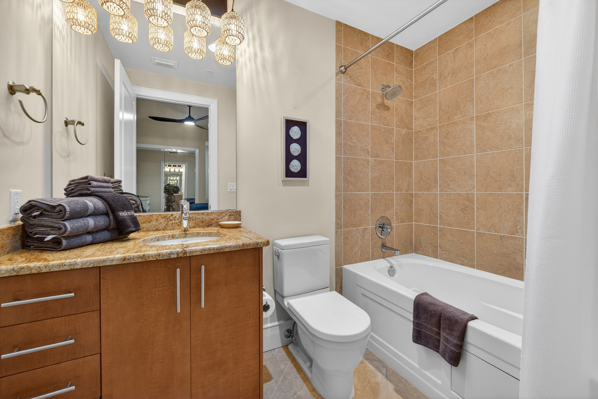 Third bathroom, tub/shower